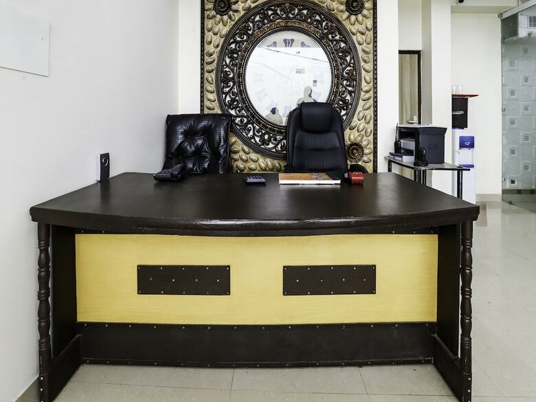 Oyo 23018 Hotel Expo Suites
