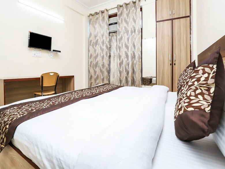 Oyo 23018 Hotel Expo Suites