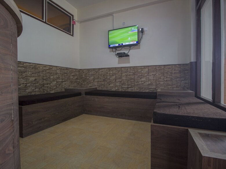 Hotel Oyo 22743 Rising Inn