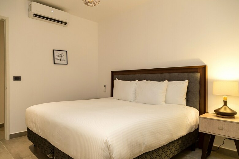 Quinto Sol Luxury Apartments By Mikitito Rentals