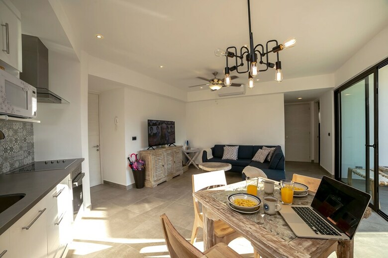 Quinto Sol Luxury Apartments By Mikitito Rentals