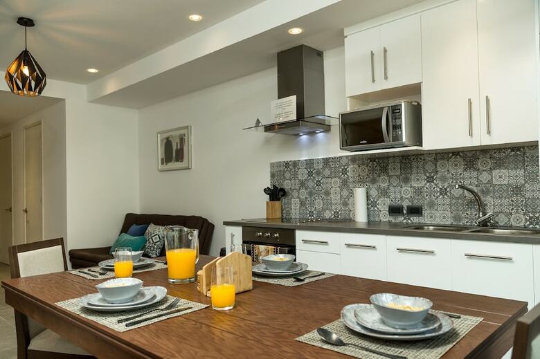 Quinto Sol Luxury Apartments By Mikitito Rentals
