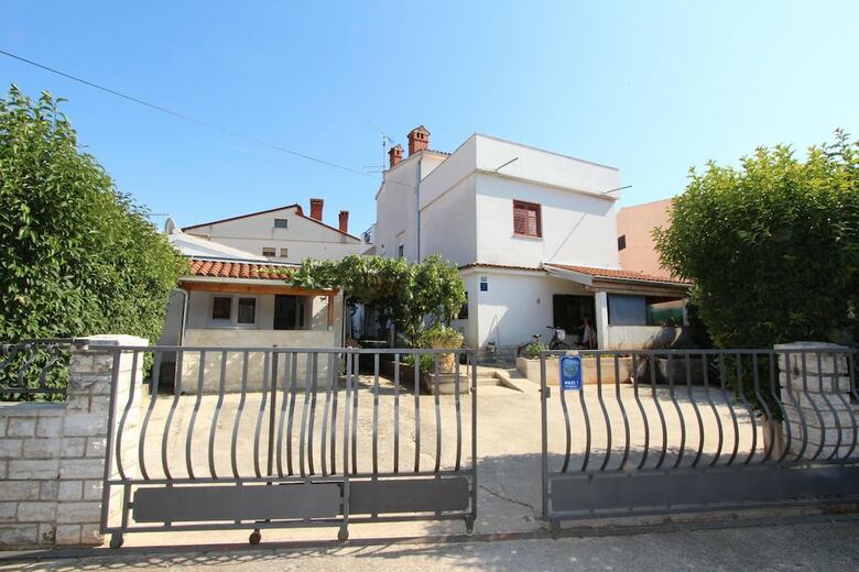Apartments Leo