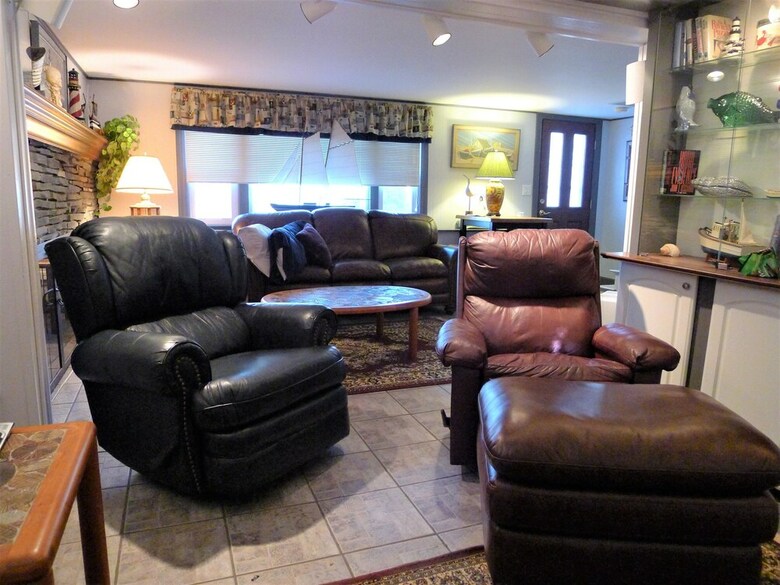 563 Pleasant Lake - 4 Bedroom House
