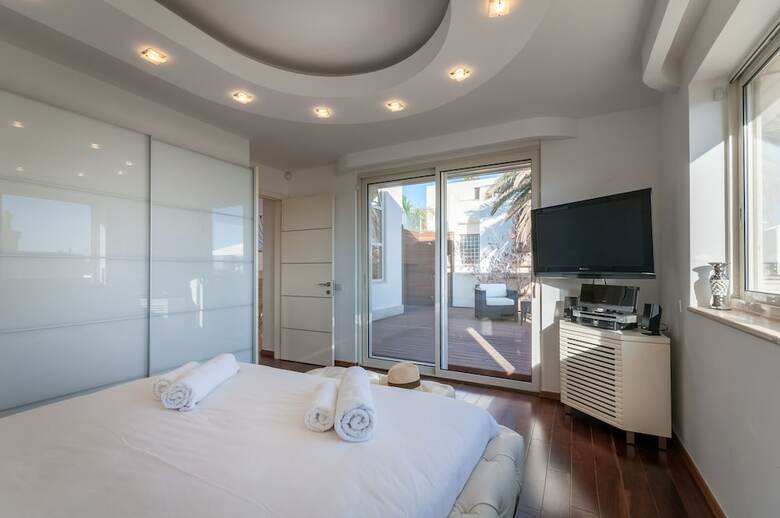 Luxurious Villa With Great Location
