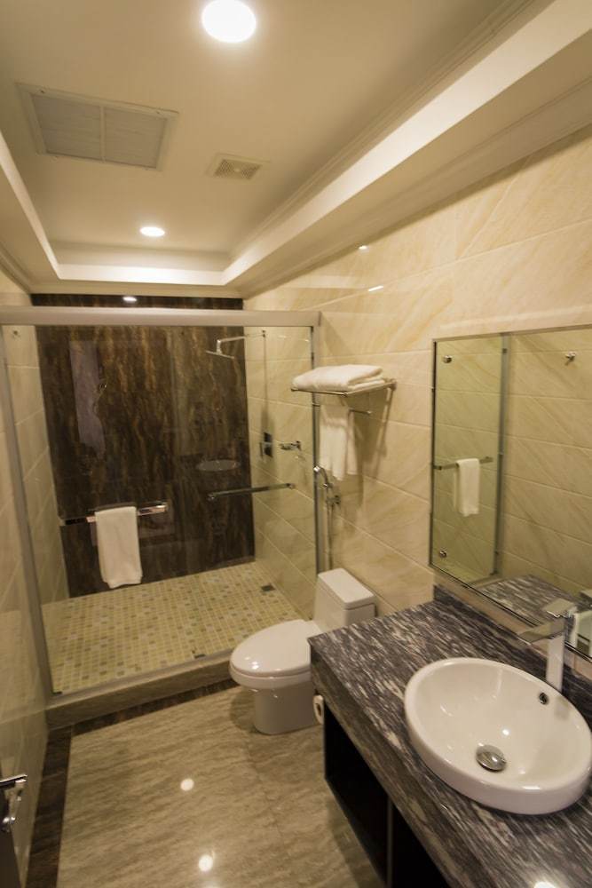 City Plaza Hotel & Suites