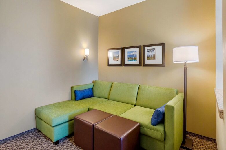 Hotel Comfort Suites Burlington Near I-5
