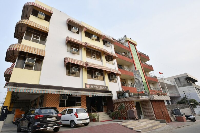 Oyo 3311 Hotel Apple 9