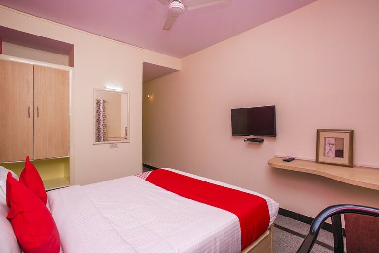 Hotel Oyo 25036 Suraksha Residency