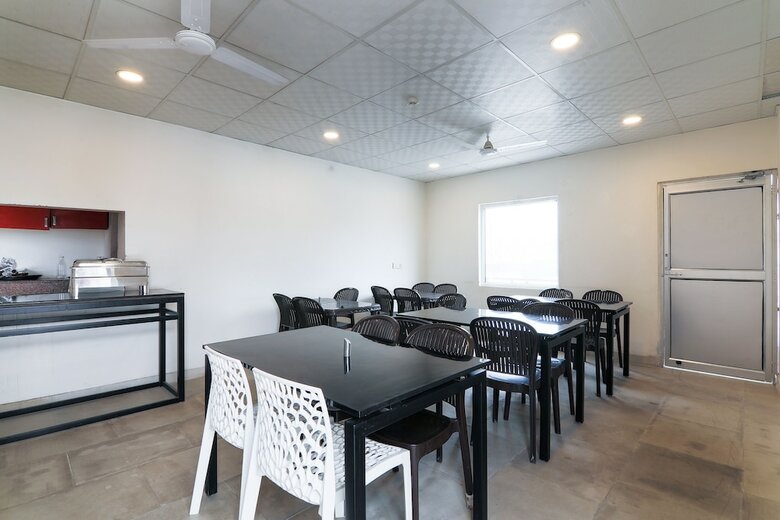 Hotel Oyo 16685 Silverkey Cd Sohna Road