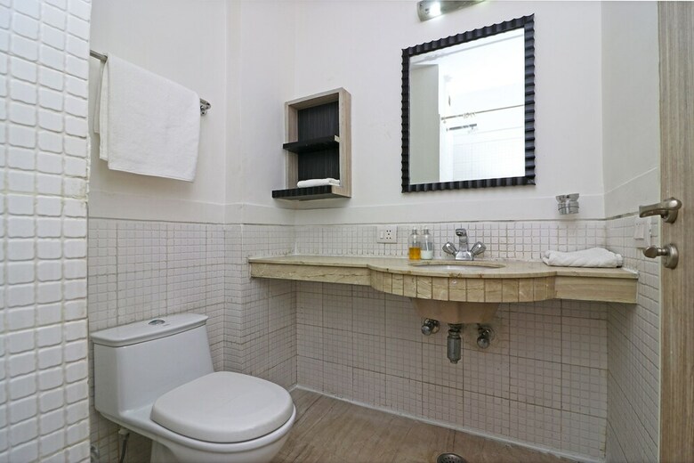 Hotel Oyo 24039 Silverkey Padmasri Gachibowli