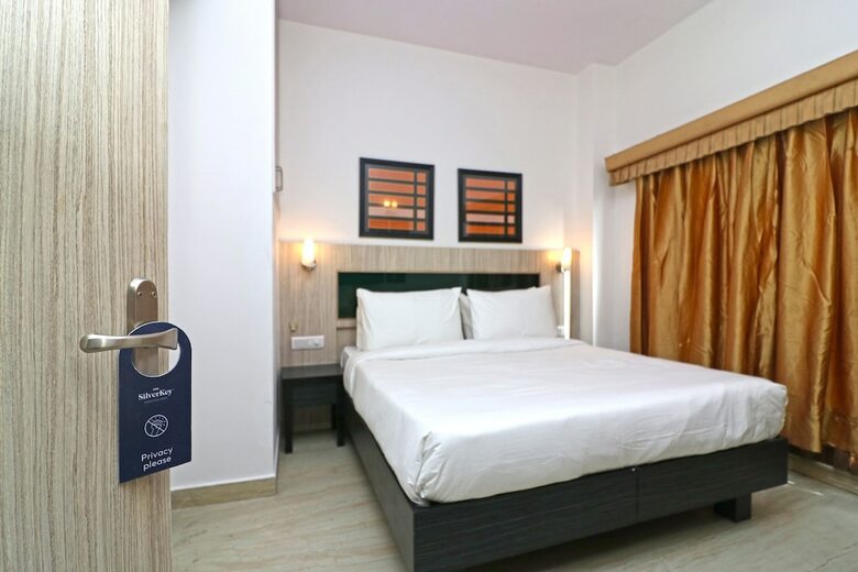 Hotel Oyo 24039 Silverkey Padmasri Gachibowli