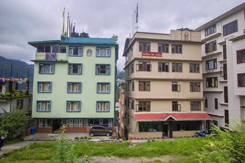 Oyo 18455 Hotel Golden Shangrila