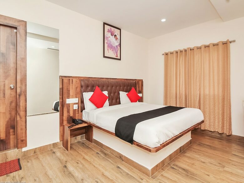 Capital O 24450 Hotel Surabhi