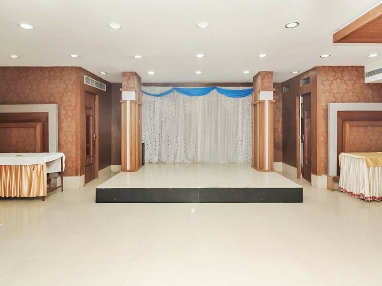 Capital O 24450 Hotel Surabhi