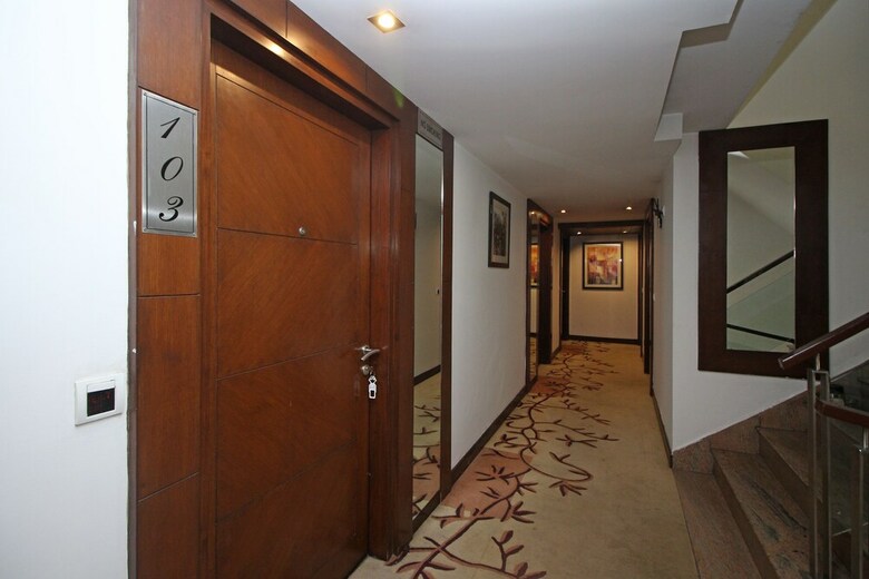 Hotel Edition O 30043 Yellow White Residency
