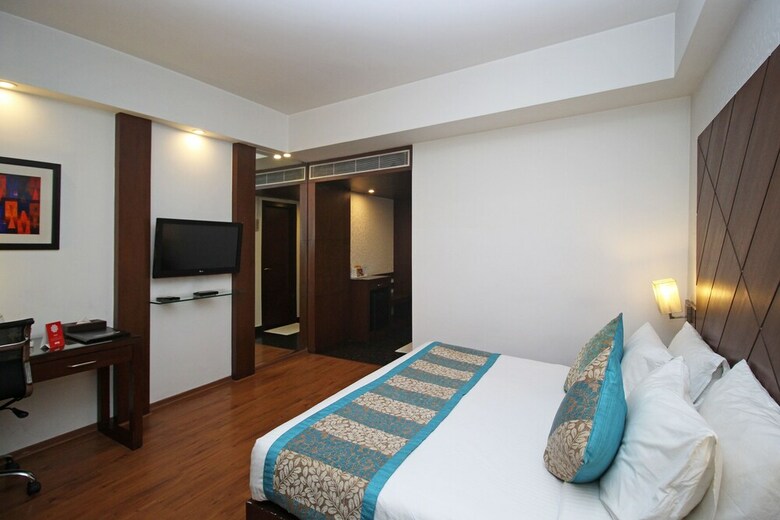 Hotel Edition O 30043 Yellow White Residency