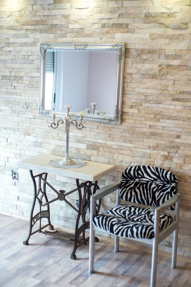 Studio Apartment Zebra