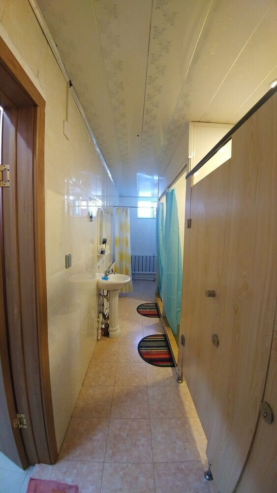 Hostal Town Yard Guesthouse And Tour