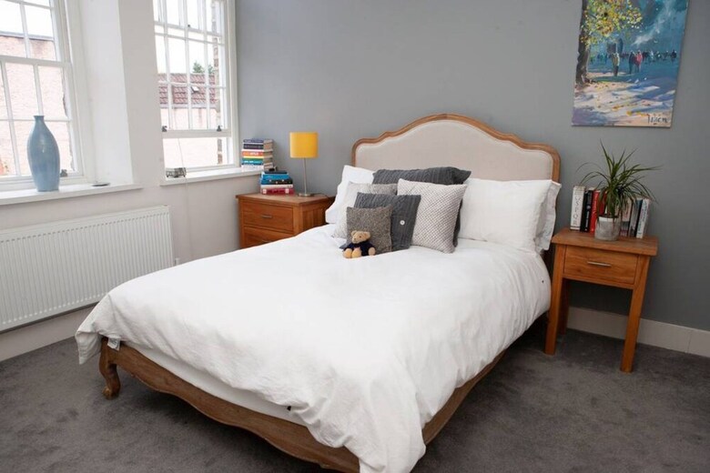 Contemporary 2 Bedroom Apartment In Converted Church