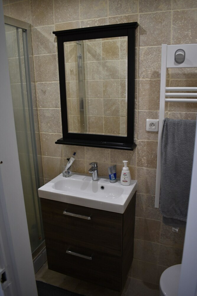 Charming 1 Bedroom Apartment With Balcony