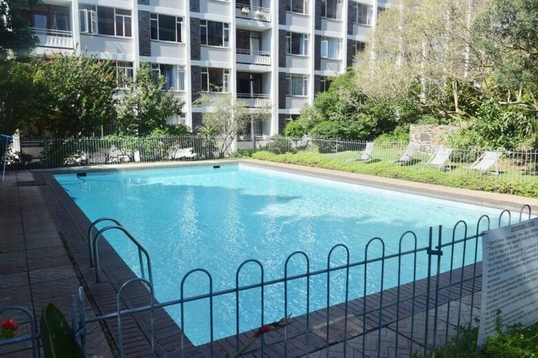 Studio Apartment In Central Cape Town With A Pool
