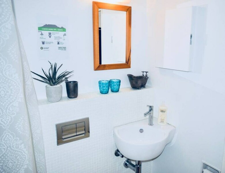 Studio Apartment In Central Cape Town With A Pool