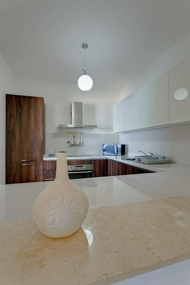 Seaview 3br Apart Inc Pool, Fort Cambridge Sliema