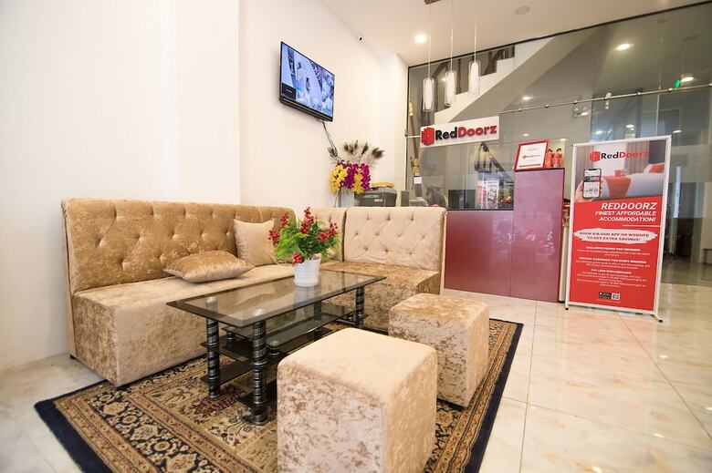 Hotel Reddoorz Plus Near Hoang Van Thu Park 2