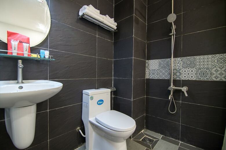 Hotel Reddoorz Plus Near Hoang Van Thu Park 2