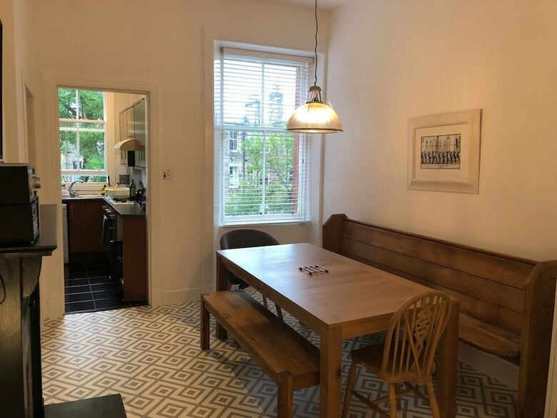 Traditional 3 Bedroom Tenement In Marchmont