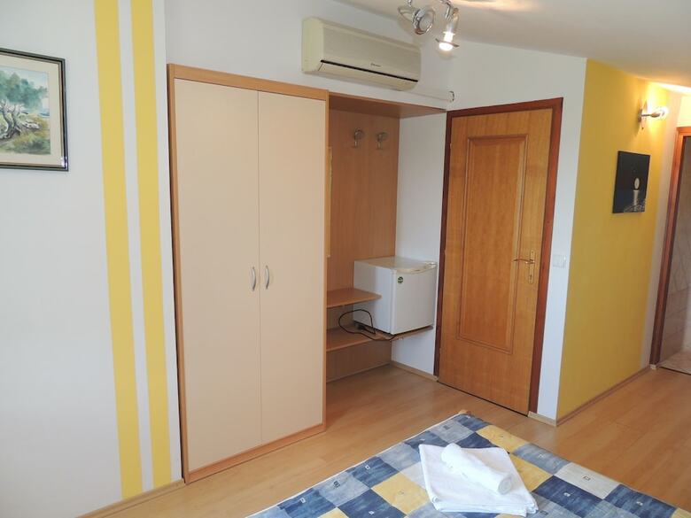 Hotel Apartment And Rooms Brzac