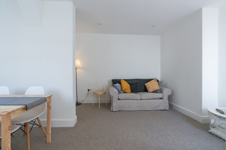 2 Bedroom Central Brighton Apartment