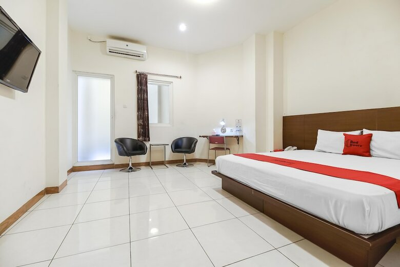 Hotel Reddoorz Plus @ Karebosi Area 2