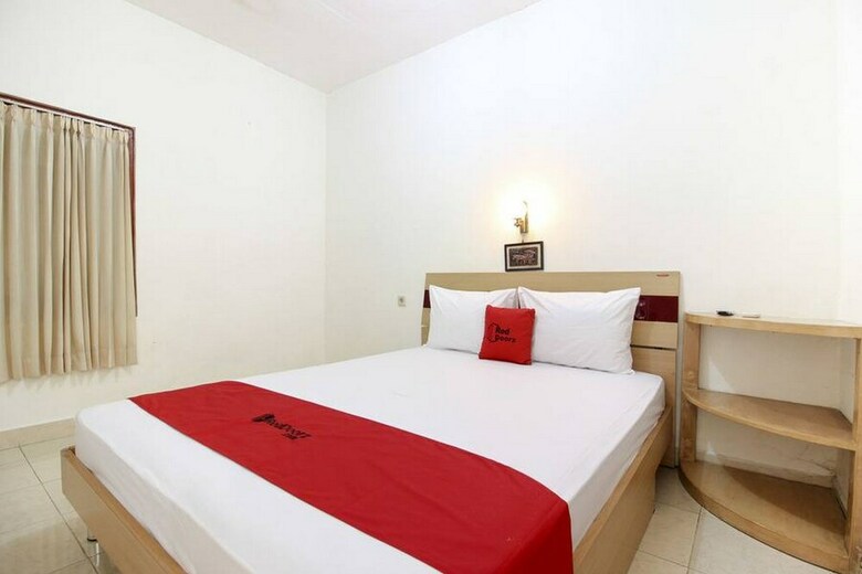 Hotel Reddoorz @ Jalan Menteri Supeno