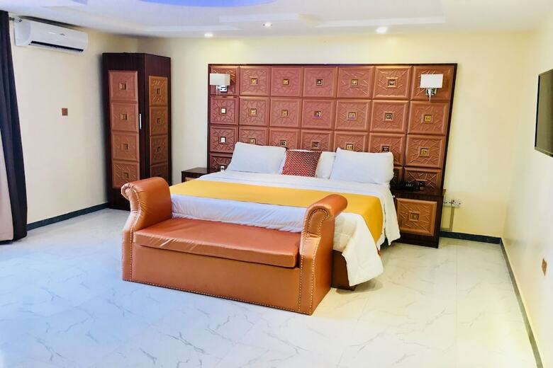 Hotel Double M Exquisite Suites And Lounge