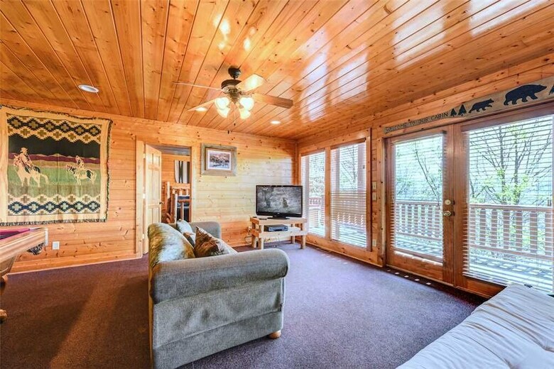 Mountaintop Lodge - Eight Bedroom Cabin