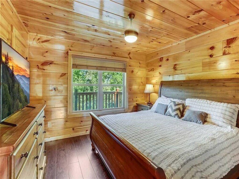 Splash Of Moonshine - Two Bedroom Cabin