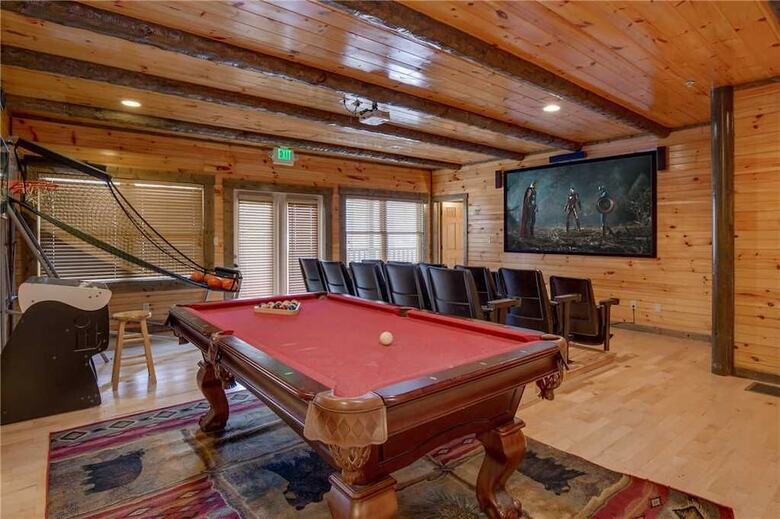 Pine Tree Lodge - Eight Bedroom Cabin