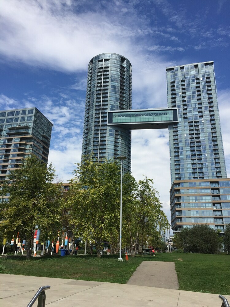 Cn Tower View Design Apart 3bd-2ba Dt