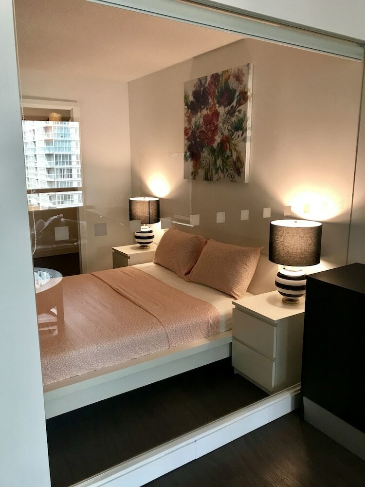 Cn Tower View Design Apart 3bd-2ba Dt