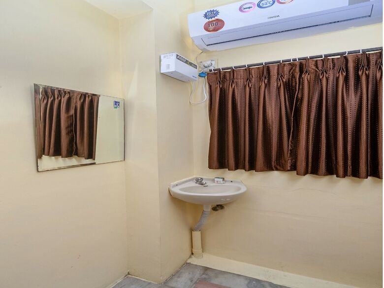 Hotel Oyo 24898 Senthur Murugan Residency