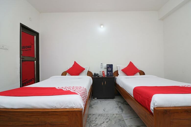 Hotel Oyo 18587 Alok House