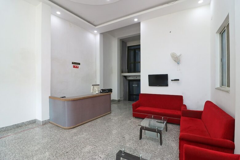Hotel Oyo 18587 Alok House