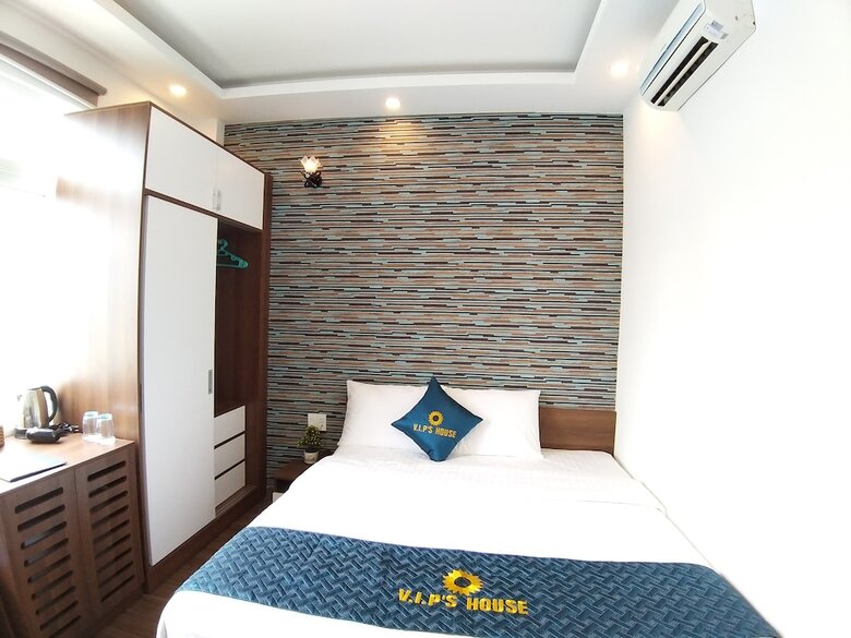 Hotel V.i.p's House  2