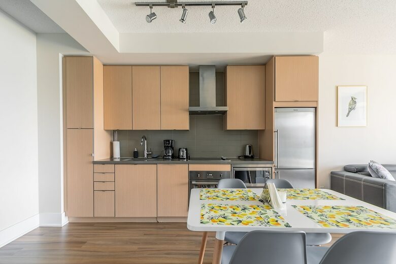 Simply Comfort. Modern Downtown Apartment