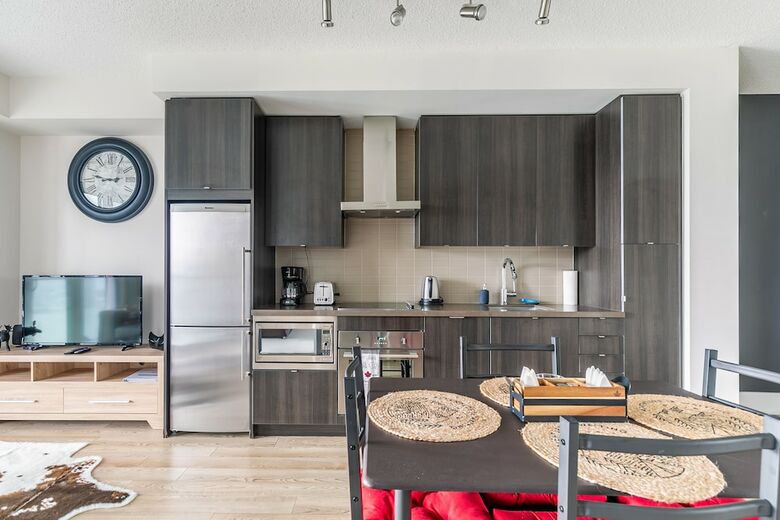 Simply Comfort. Modern Downtown Apartment