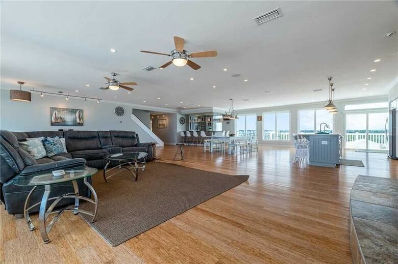 Beachfront Sapphire - Six Bedroom Home