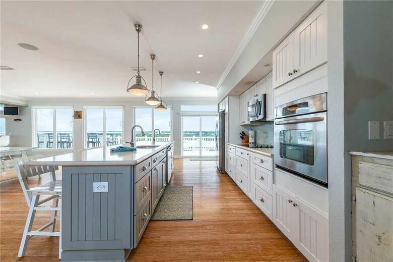 Beachfront Sapphire - Six Bedroom Home