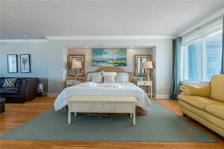 Beachfront Sapphire - Six Bedroom Home